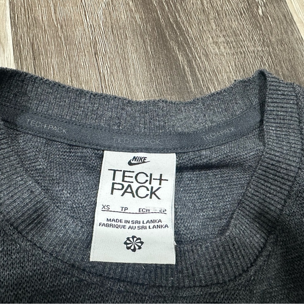Nike Tech Pack Gray Top Short Sleeve Sweater DV9983-032 Men’s Sz XS